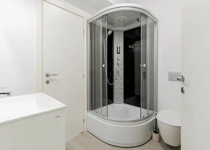 Downtown Urban W Balcony Vol 3 Apartment